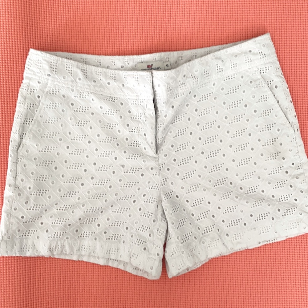 Vineyard vines white lace shorts